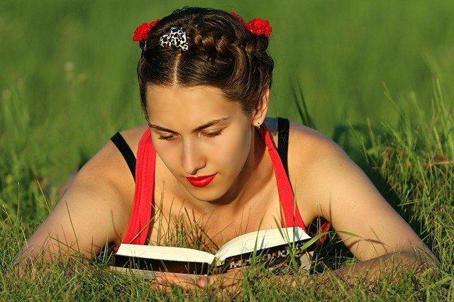 Student girl reading